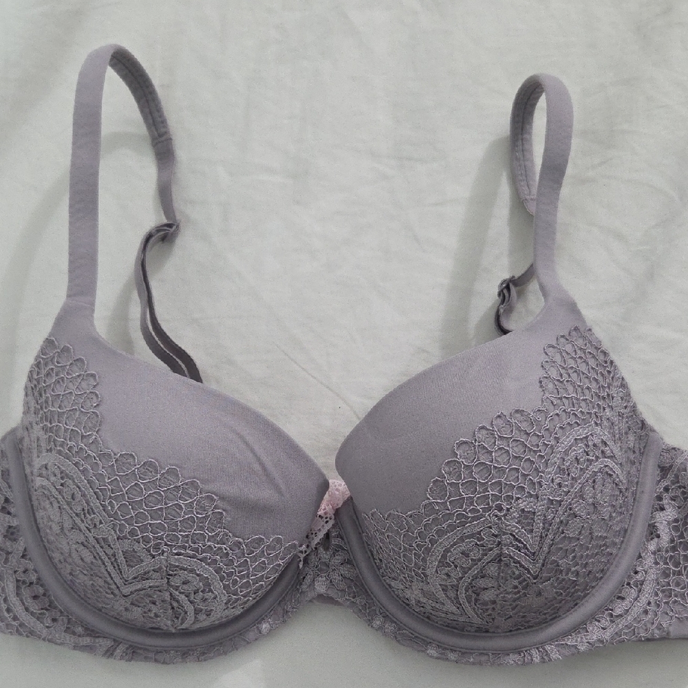 VICTORIA'S SECRET Lavender Lace Bra🧿